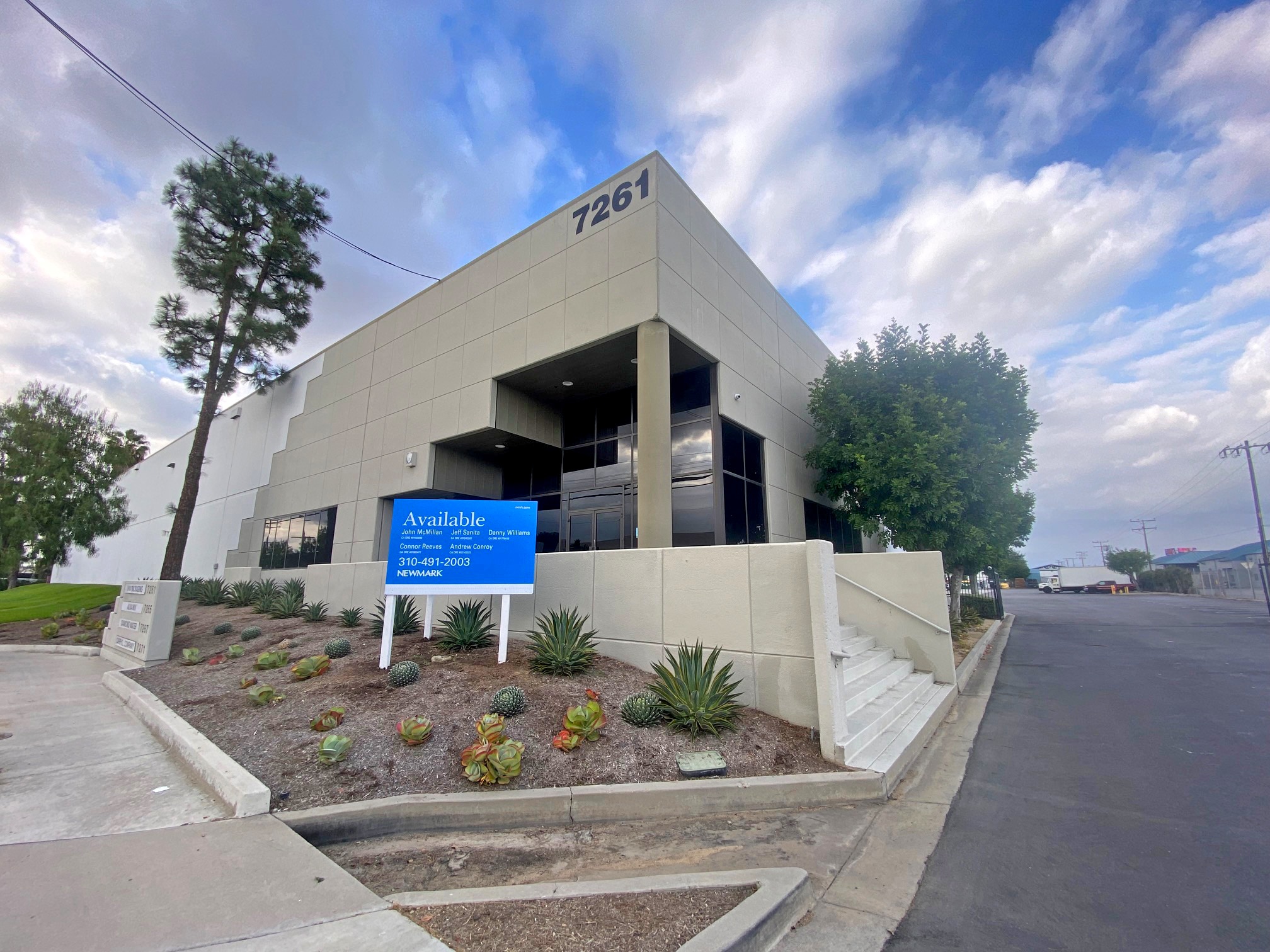 7261-7271 E Slauson Ave, Commerce, CA à louer Photo principale– Image 1 sur 3
