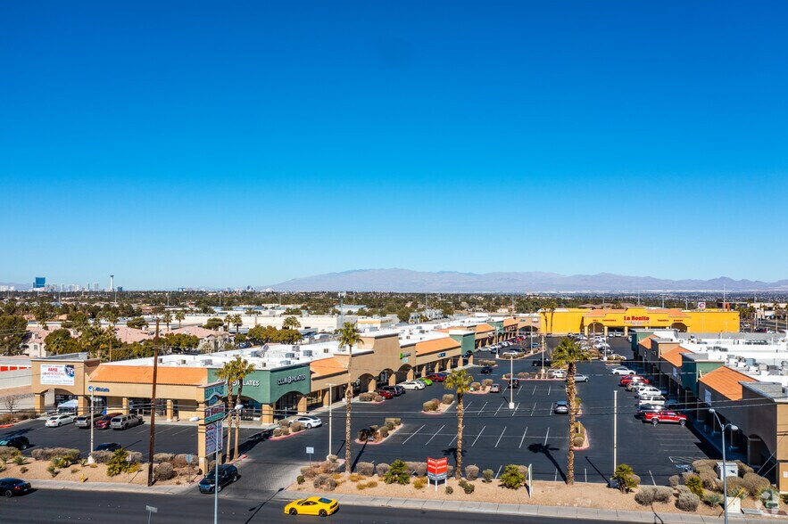 2801-2851 N Green Valley Pky, Henderson, NV à louer - Photo de l’immeuble – Image 3 sur 4