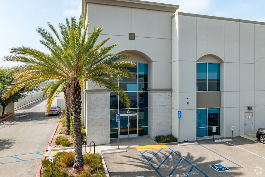 5589 Ayala Ave, Irwindale, CA à louer - Photo de l’immeuble – Image 3 sur 4