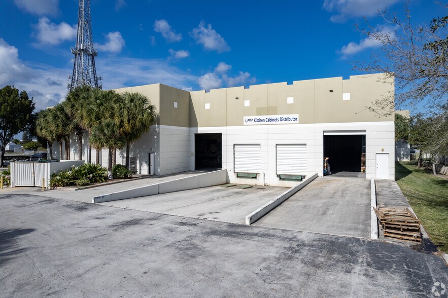 1335 53rd St, Mangonia Park, FL à louer - Photo de l’immeuble – Image 3 sur 4