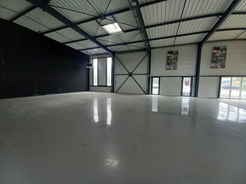 Local d'activités dans Cormelles-le-Royal à vendre - Photo de l’immeuble – Image 2 sur 8