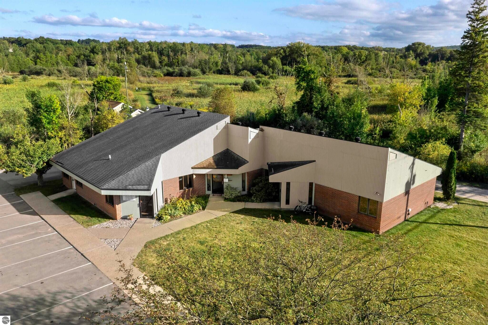 425 N Michigan Ave, Beulah, MI à vendre Photo de l’immeuble– Image 1 sur 48