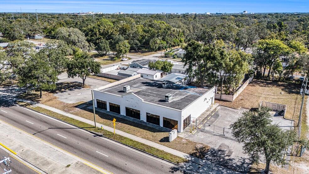 10015 N Nebraska Ave, Tampa, FL à louer - Photo de l’immeuble – Image 2 sur 8