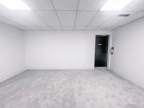 743 Wellington Rd, London, ON à louer Photo intérieure– Image 1 sur 3