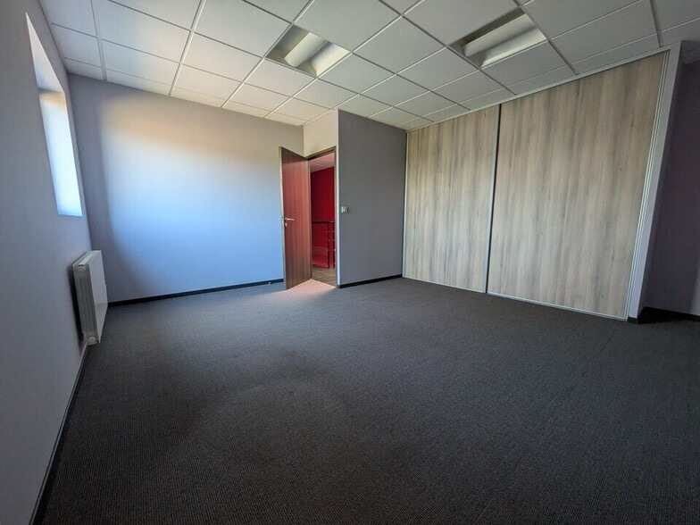 Bureau dans Saint-Jean-du-Cardonnay à louer - Photo intérieure – Image 2 sur 5