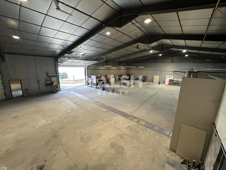 Local d'activités dans Givors à vendre - Photo de l’immeuble – Image 1 sur 13