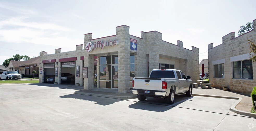 1841 Precinct Lane Rd, Hurst, TX à vendre - Photo de l’immeuble – Image 1 sur 2