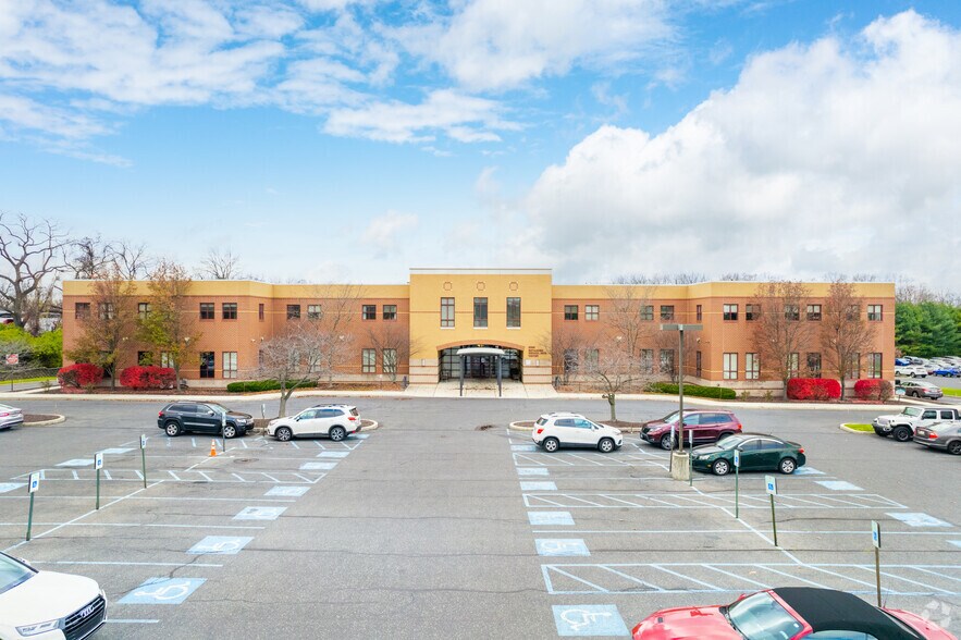 5325 Northgate Dr, Bethlehem, PA à louer - Photo de l’immeuble – Image 2 sur 7