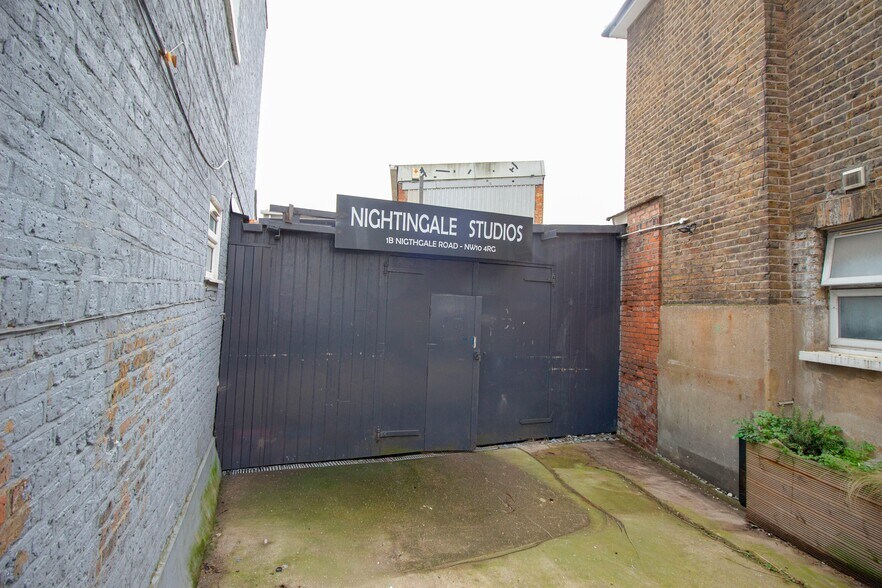 1B Nightingale Rd, Londres à louer - Photo de l’immeuble – Image 2 sur 5
