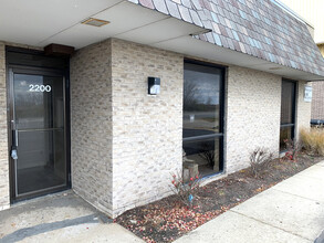 2200-2290 Elmhurst Rd, Elk Grove Village, IL à louer Photo de l’immeuble– Image 1 sur 3