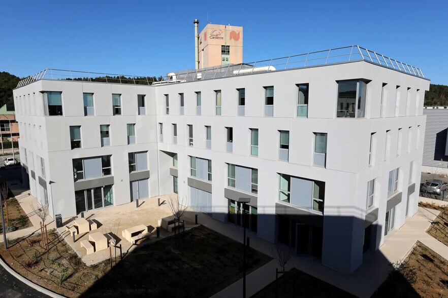 1480 Avenue D'Armenie, Gardanne à louer - Photo de l’immeuble – Image 2 sur 7