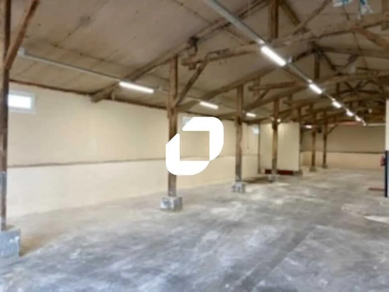 Local d’activités dans Jouars-Pontchartrain à louer - Photo de l’immeuble – Image 2 sur 11