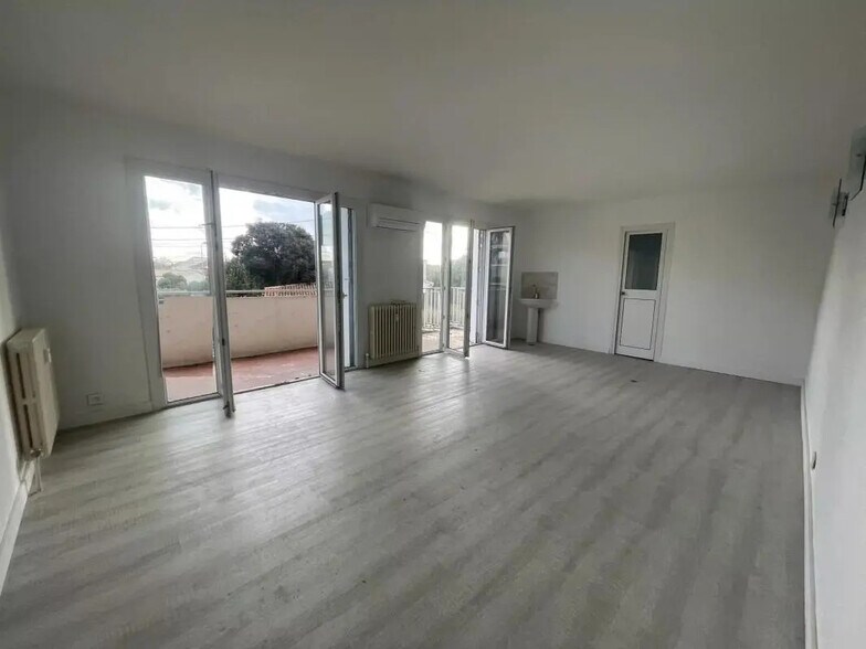 Bureau dans Fréjus à vendre - Photo de l’immeuble – Image 1 sur 14
