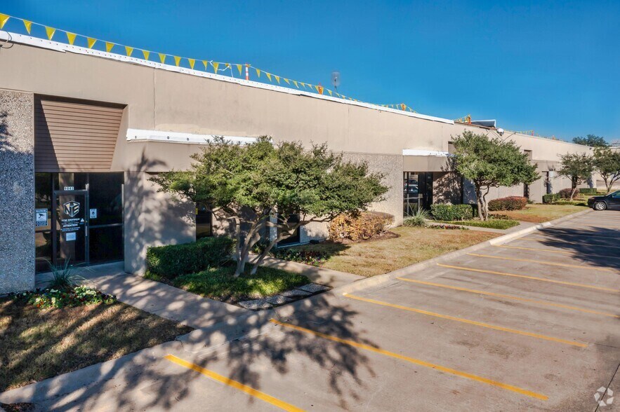 9841-9879 Chartwell Dr, Dallas, TX à louer - Photo principale – Image 1 sur 9