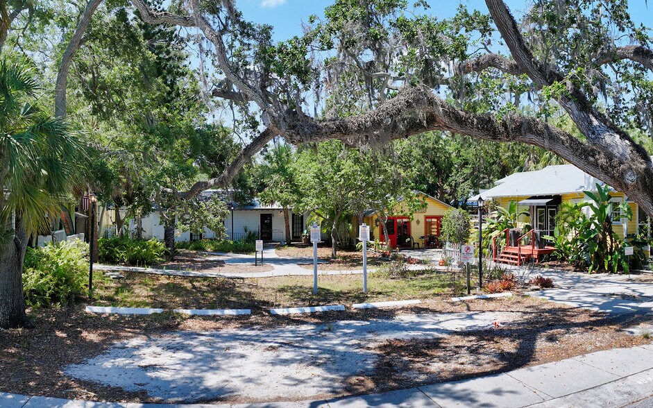 1930 Adams Ln, Sarasota, FL à vendre - Photo de l’immeuble – Image 2 sur 3