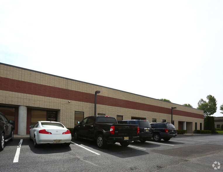 409 Bloomfield Dr, West Berlin, NJ à louer - Photo de l’immeuble – Image 2 sur 4