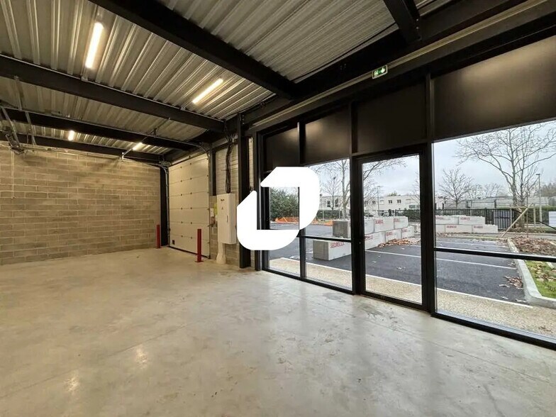 20 Rue Gustave Eiffel, Bondoufle à louer - Photo de l’immeuble – Image 3 sur 19