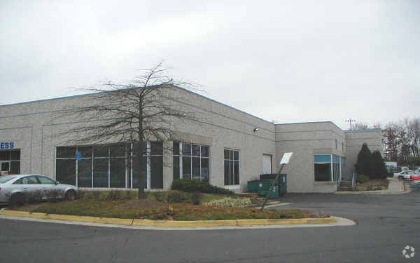 2770-2782 Towerview Rd, Herndon, VA à louer - Photo de l’immeuble – Image 3 sur 5
