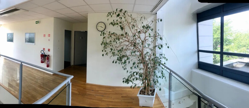 Local d’activités dans Croissy-sur-Seine à louer - Photo de l’immeuble – Image 3 sur 7