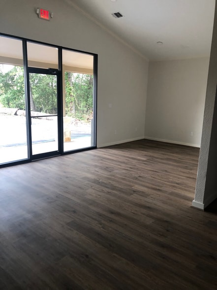 1801 E Loop 336, Conroe, TX à louer - Photo de l’immeuble – Image 3 sur 7