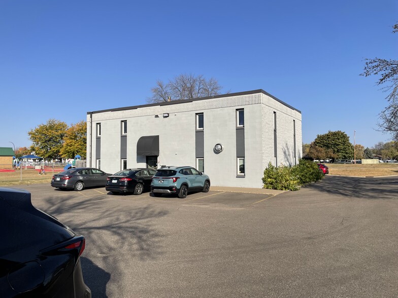 7845 Brooklyn Blvd, Brooklyn Park, MN à louer - Photo de l’immeuble – Image 2 sur 3