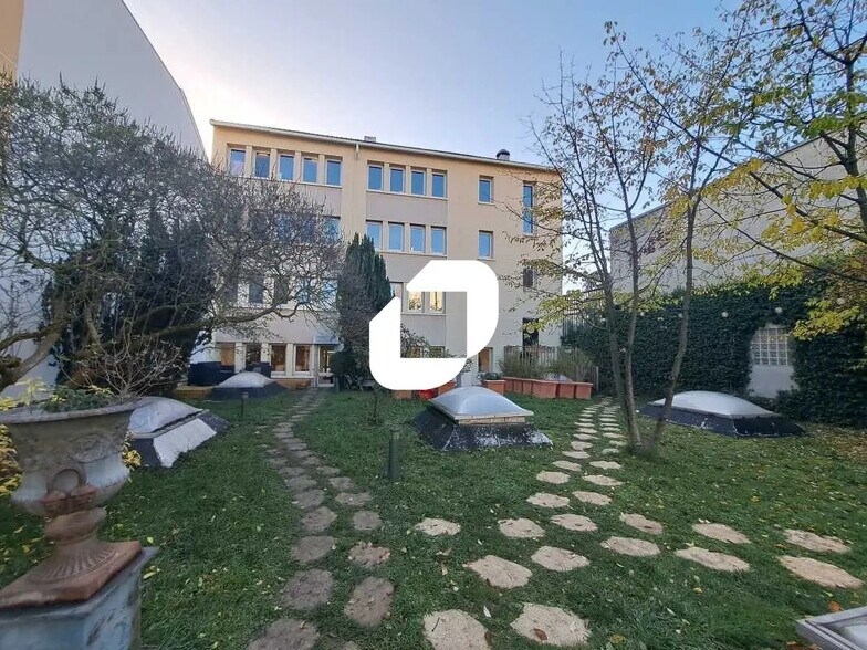 Local d’activités dans Montreuil à louer - Photo de l’immeuble – Image 1 sur 11