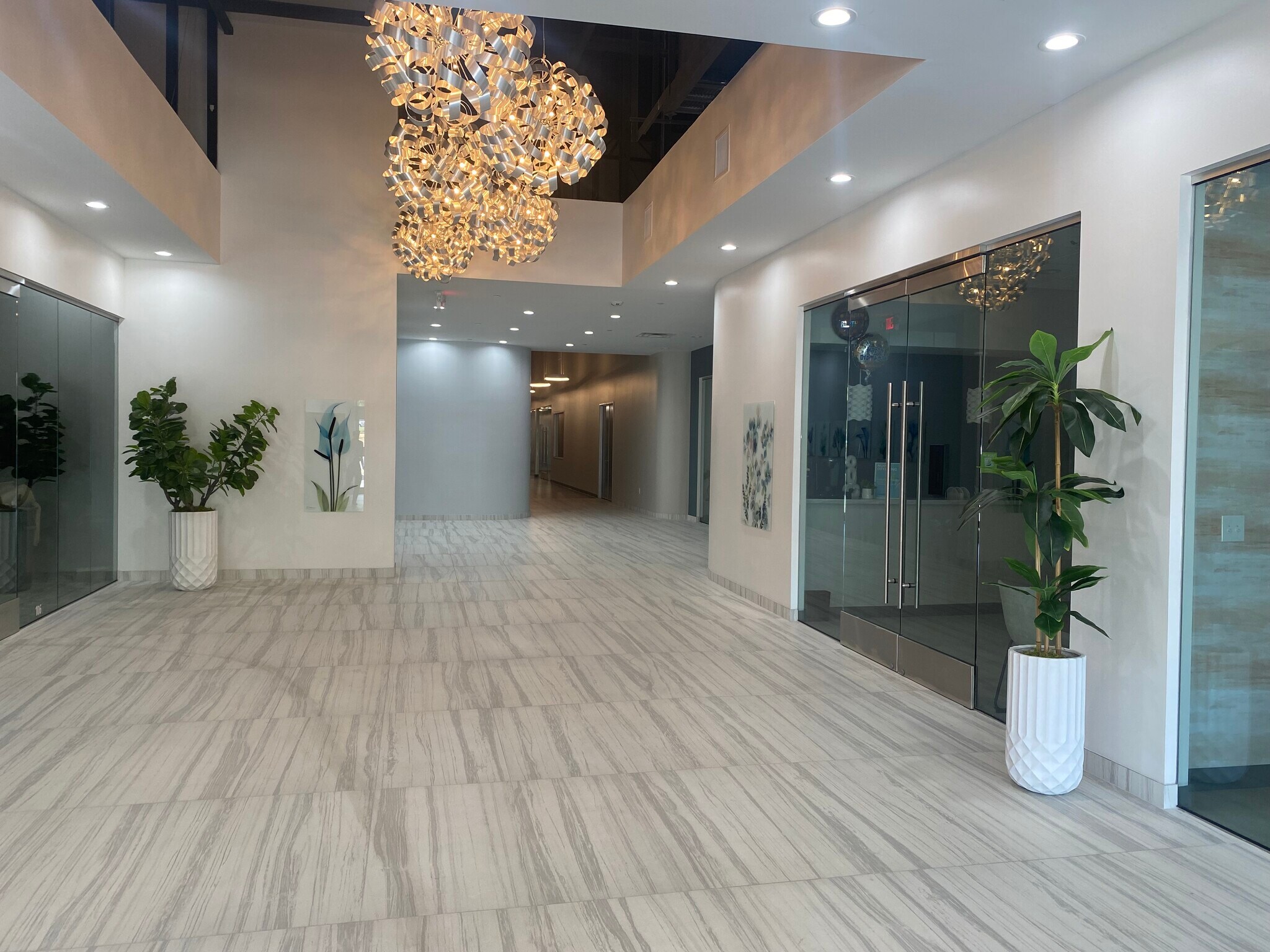 1329 W Walnut Hill Ln, Irving, TX à louer Photo principale– Image 1 sur 15