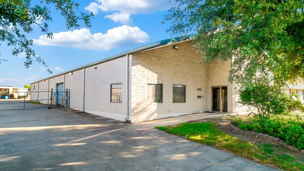 4201 Clay Ave, Haltom City, TX à louer - Photo de l’immeuble – Image 3 sur 25