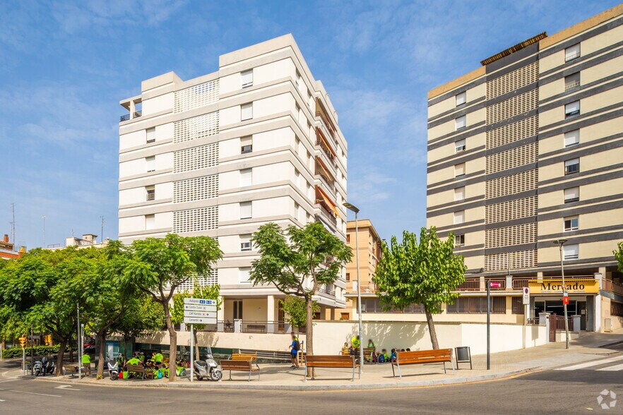 Immeuble residentiel dans Sant Feliu de Llobregat, Barcelona à vendre - Photo principale – Image 1 sur 4