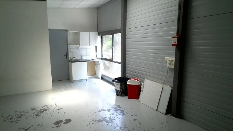 Local d’activités dans La Ciotat à louer - Photo de l’immeuble – Image 2 sur 4