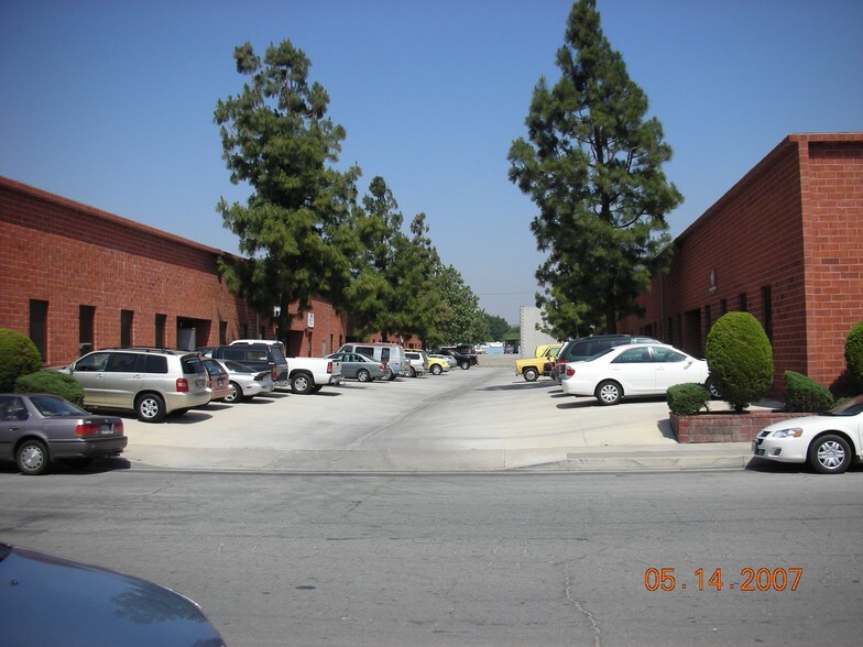 26810 Oak Ave, Canyon Country, CA à louer - Photo de l’immeuble – Image 2 sur 2
