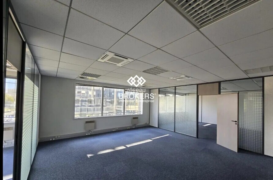 Bureau dans Villepinte à vendre - Photo de l’immeuble – Image 2 sur 7