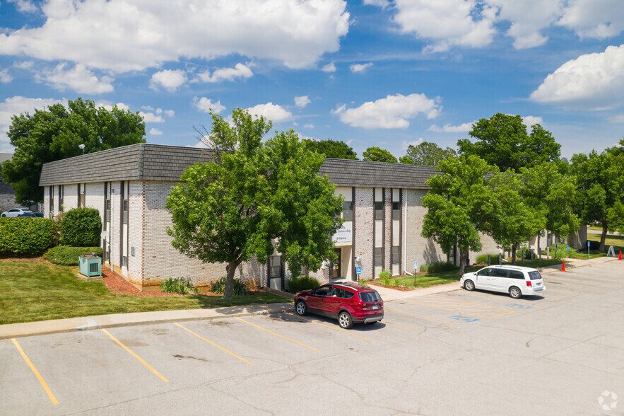 405-407 S Clairborne Rd, Olathe, KS à louer - Photo principale – Image 1 sur 2