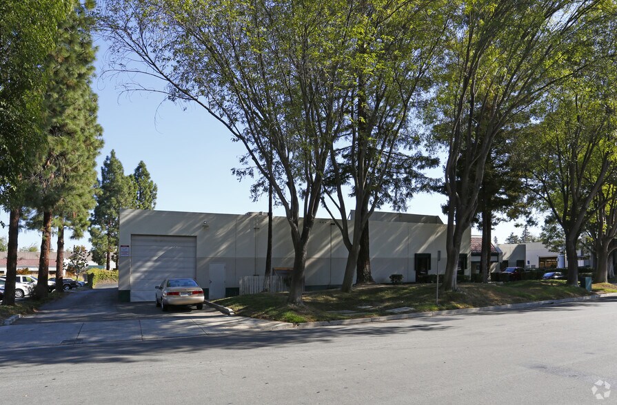 2108 Bering Dr, San Jose, CA à vendre - Photo de l’immeuble – Image 2 sur 27