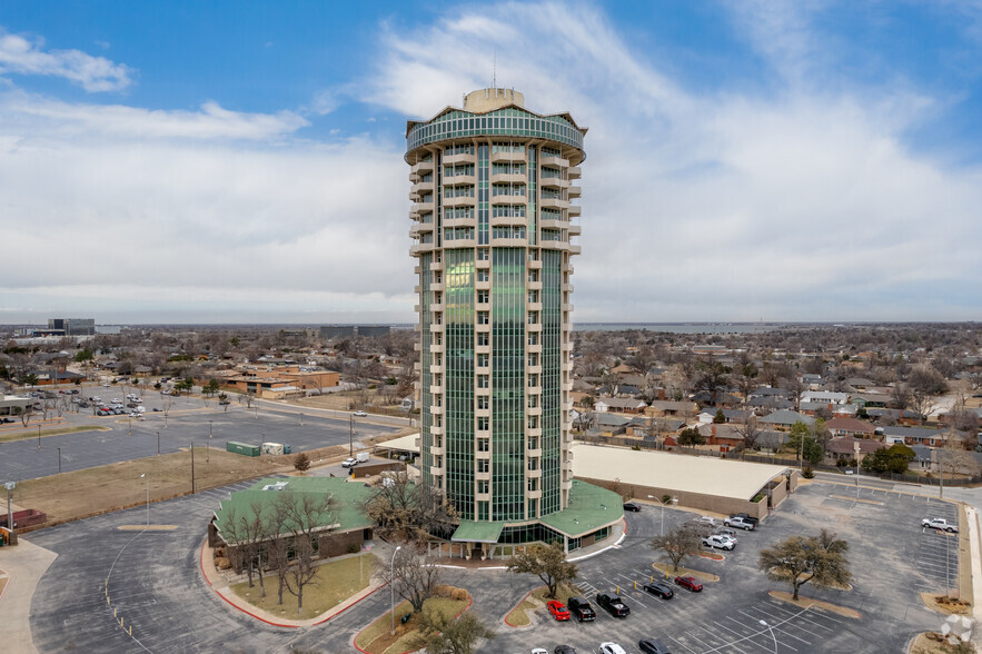 5900 Mosteller Dr, Oklahoma City, OK à louer - Photo de l’immeuble – Image 1 sur 5