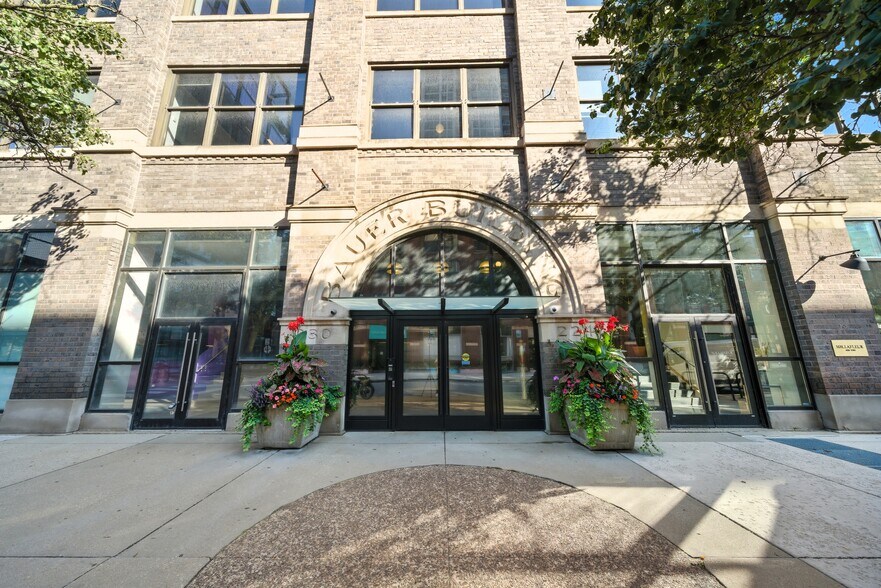 230 W Huron St, Chicago, IL à louer - Photo de l’immeuble – Image 3 sur 7