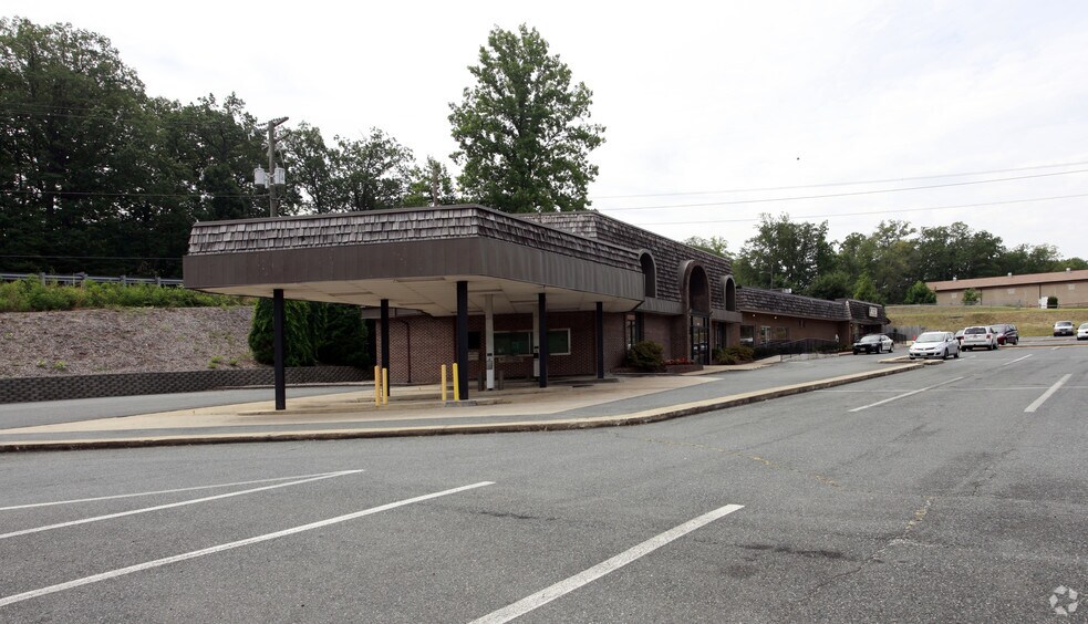 18051-18139 Triangle Shopping Plz, Dumfries, VA à louer - Photo de l’immeuble – Image 2 sur 4