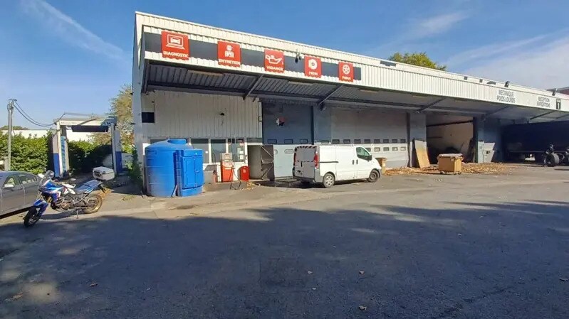 Local d’activités dans Villeneuve-la-Garenne à louer - Photo de l’immeuble – Image 1 sur 6