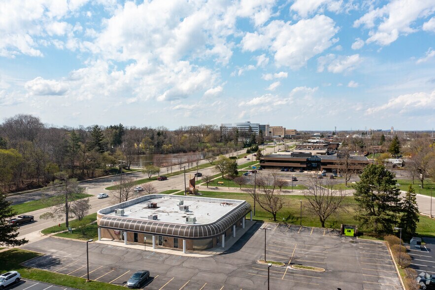 43750 Woodward Ave, Bloomfield Hills, MI à louer - Aérien – Image 3 sur 7