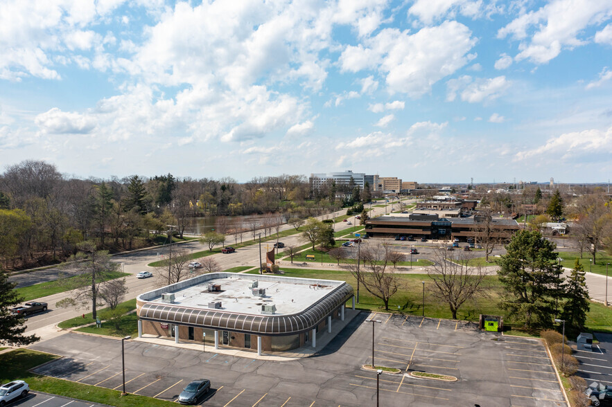43750 Woodward Ave, Bloomfield Hills, MI à louer - Aérien – Image 3 sur 7