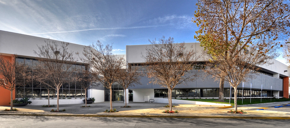 7001 Village Dr, Buena Park, CA à louer - Photo de l’immeuble – Image 3 sur 10
