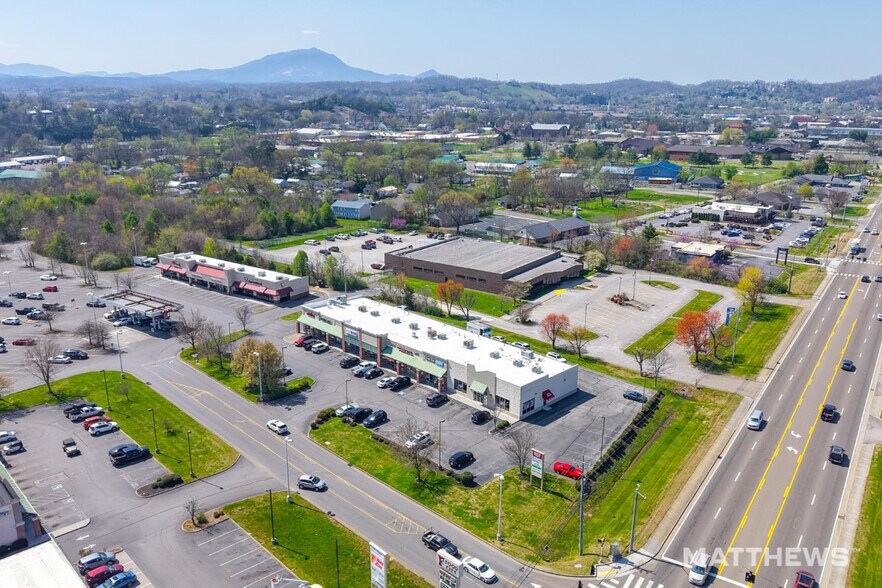 739 Dolly Parton Pky, Sevierville, TN à vendre - Photo principale – Image 1 sur 4