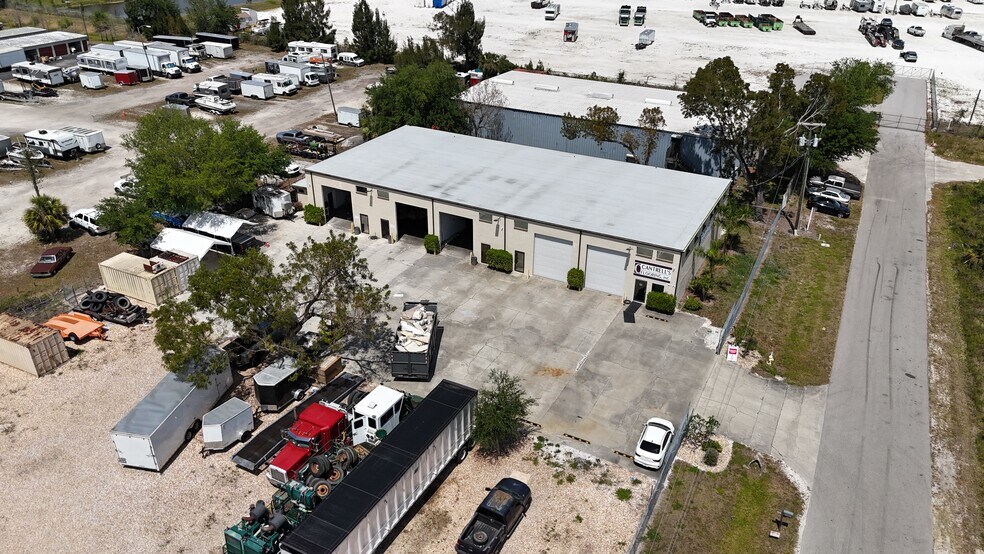 16021-16051 Pinto Dr, North Fort Myers, FL à louer - Photo de l’immeuble – Image 2 sur 9