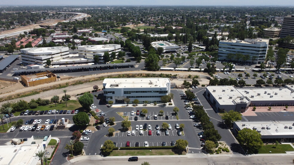 5101 Office Park Dr, Bakersfield, CA à louer - Photo de l’immeuble – Image 2 sur 16
