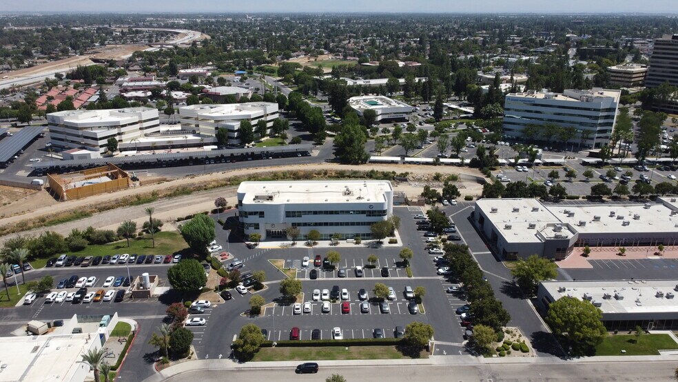 5101 Office Park Dr, Bakersfield, CA à louer - Photo de l’immeuble – Image 3 sur 16