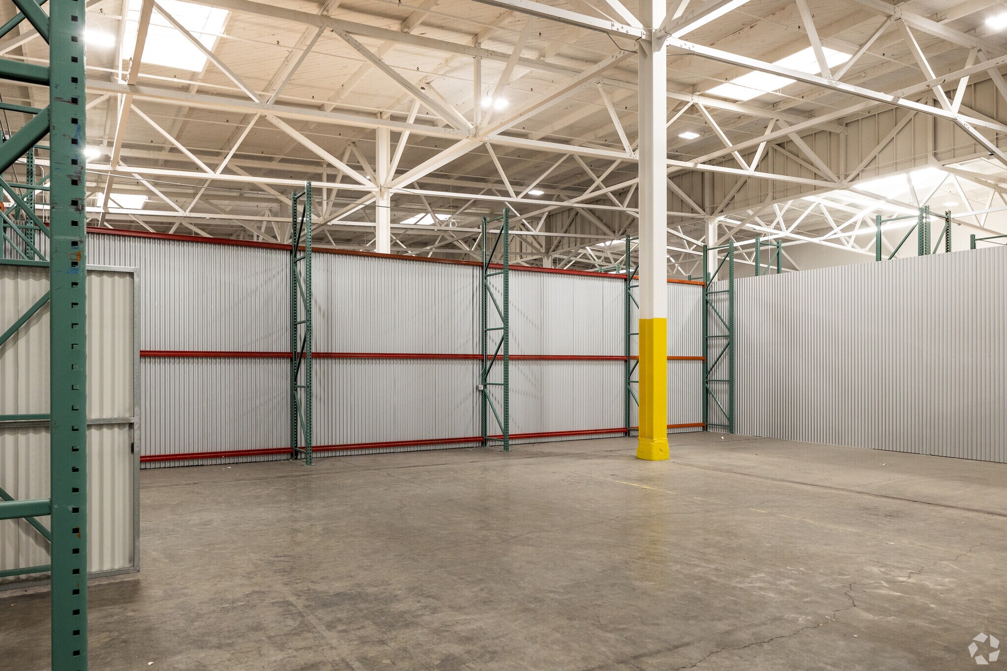 245 S Spruce Ave, South San Francisco, CA à louer Photo principale– Image 1 sur 41