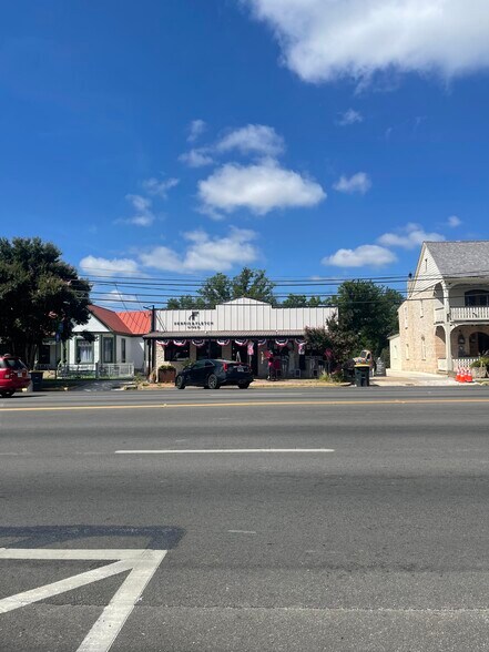 409 E Main St, Fredericksburg, TX à louer - Photo de l’immeuble – Image 2 sur 13