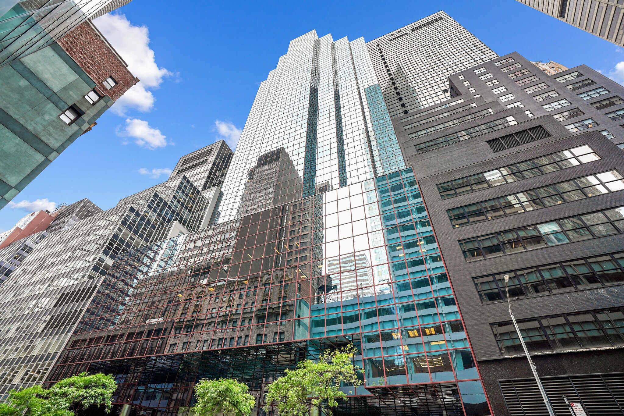 150 E 52nd St, New York, NY à louer Photo de l’immeuble– Image 1 sur 9