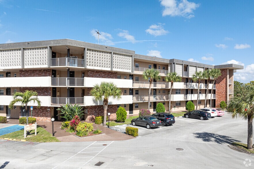 3051 NW 48th Ave, Lauderdale Lakes, FL à vendre - Photo de l’immeuble – Image 2 sur 5