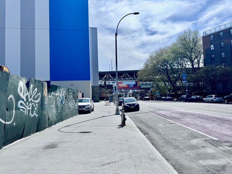41-05 21st st, Queens, NY à vendre - Photo de l’immeuble – Image 3 sur 5